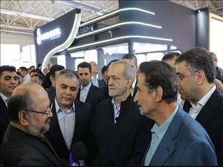 بازدید رئیس جمهوری از نمایشگاه بین المللی نفت تهران همزمان با آغاز به کار آن