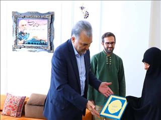 تاکید مدیرعامل بانک دی بر دیدار با خانواده شهدا