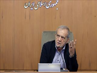 پزشکیان: پنل‌های خورشیدی نباید در گمرک بمانند